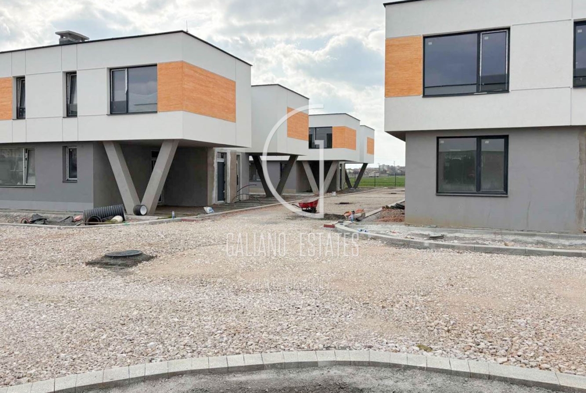 Модерна двуетажна еднофамилна къща близо до София - 0