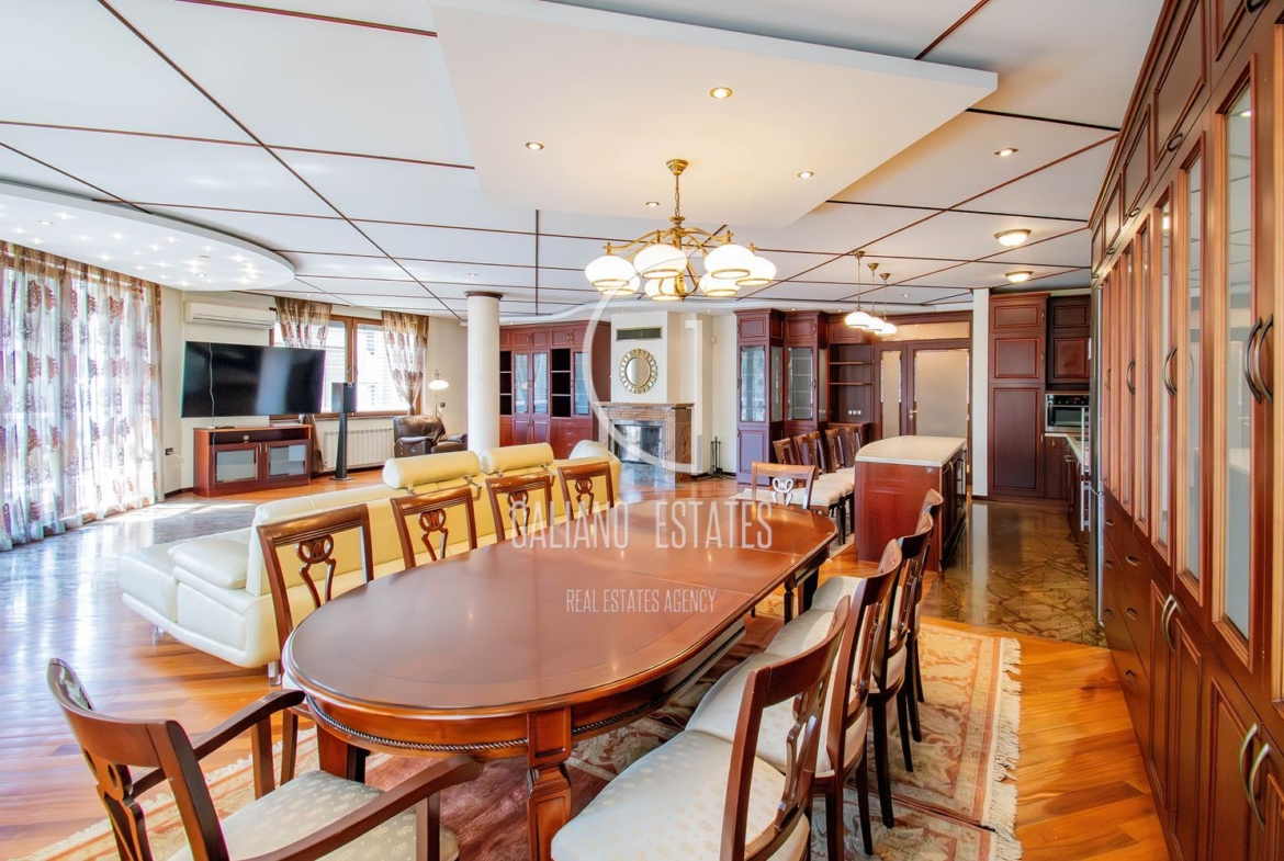 Апартамент с три спални в представителна сграда - 0