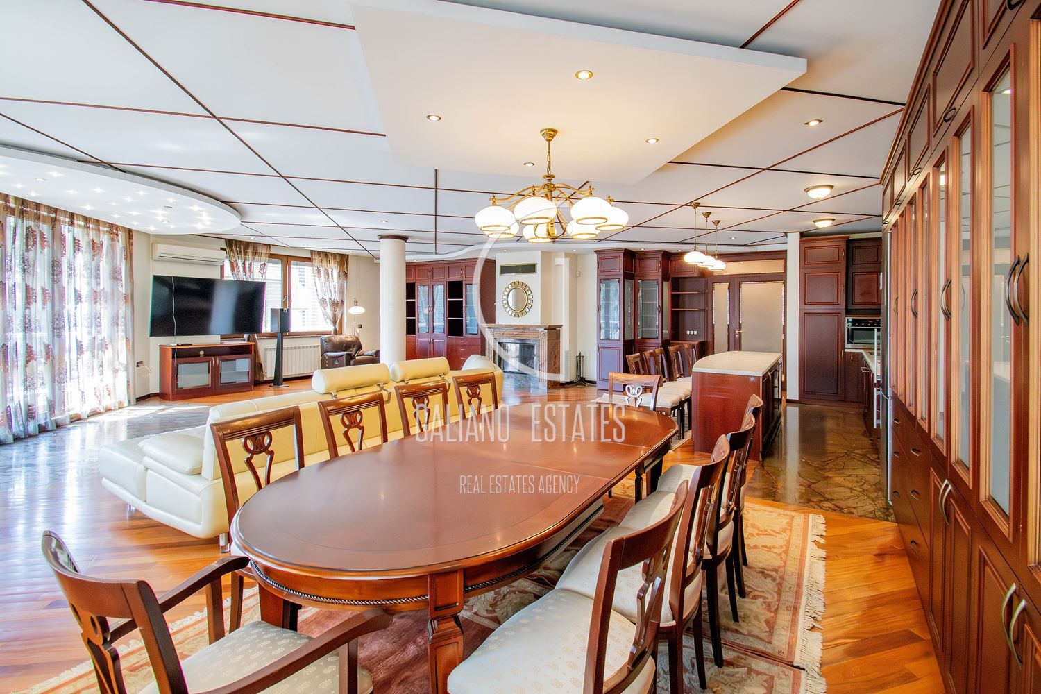 Апартамент с три спални в представителна сграда - 0