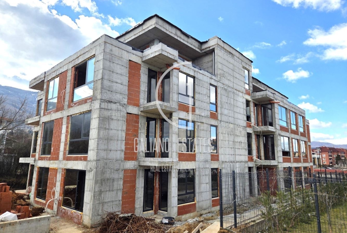 Слънчев тристаен апартамент в м-т Гърдова глава - 0