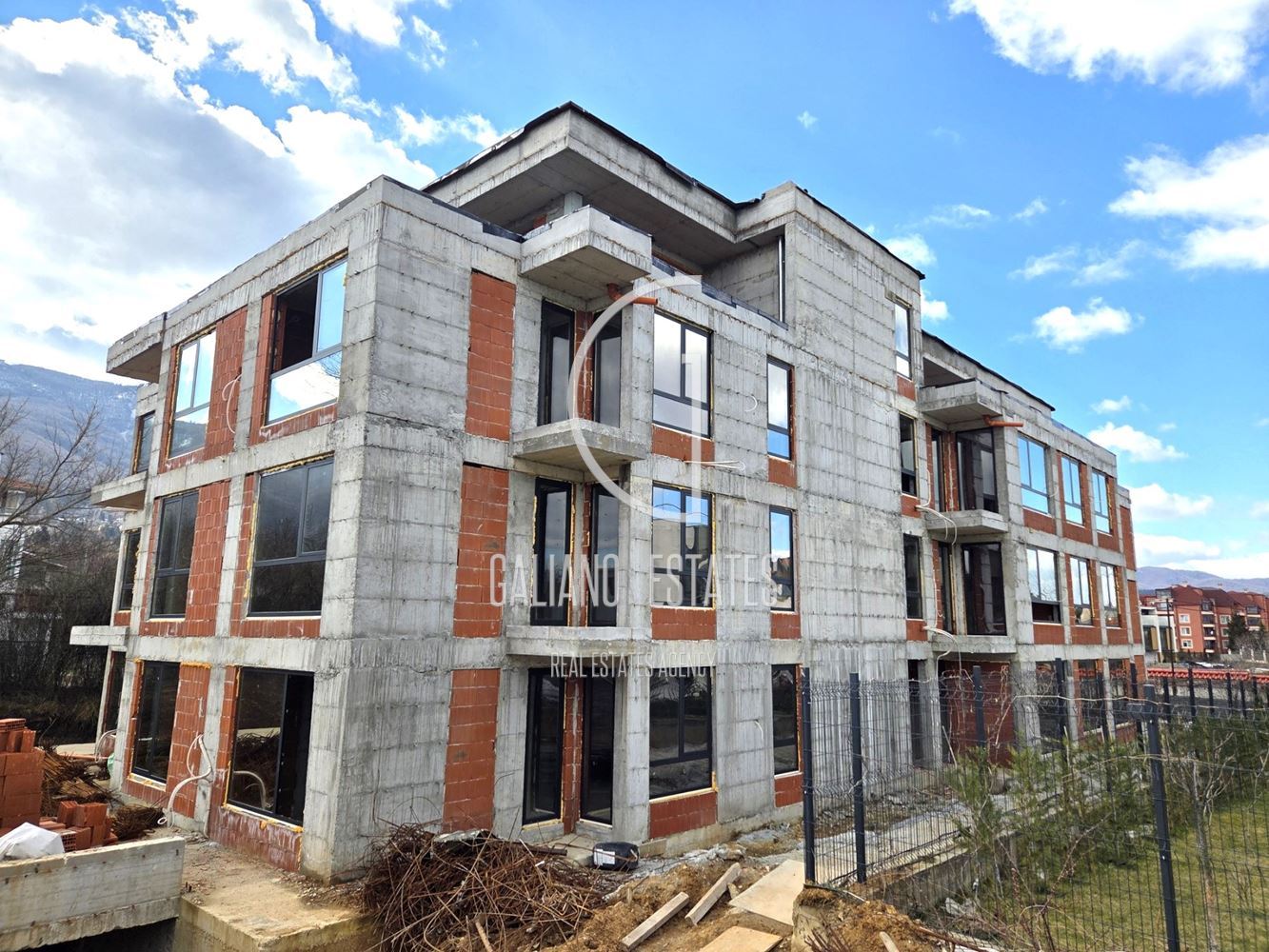 Слънчев тристаен апартамент в м-т Гърдова глава - 0