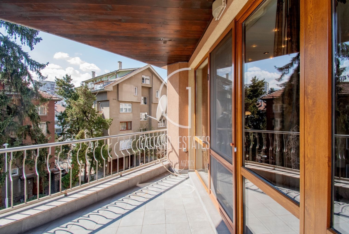 Апартамент с три спални в представителна сграда - 0