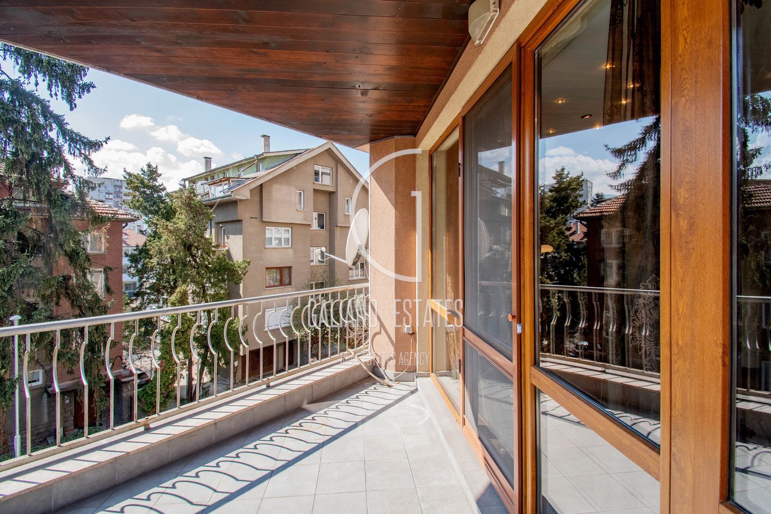 Апартамент с три спални в представителна сграда - 0