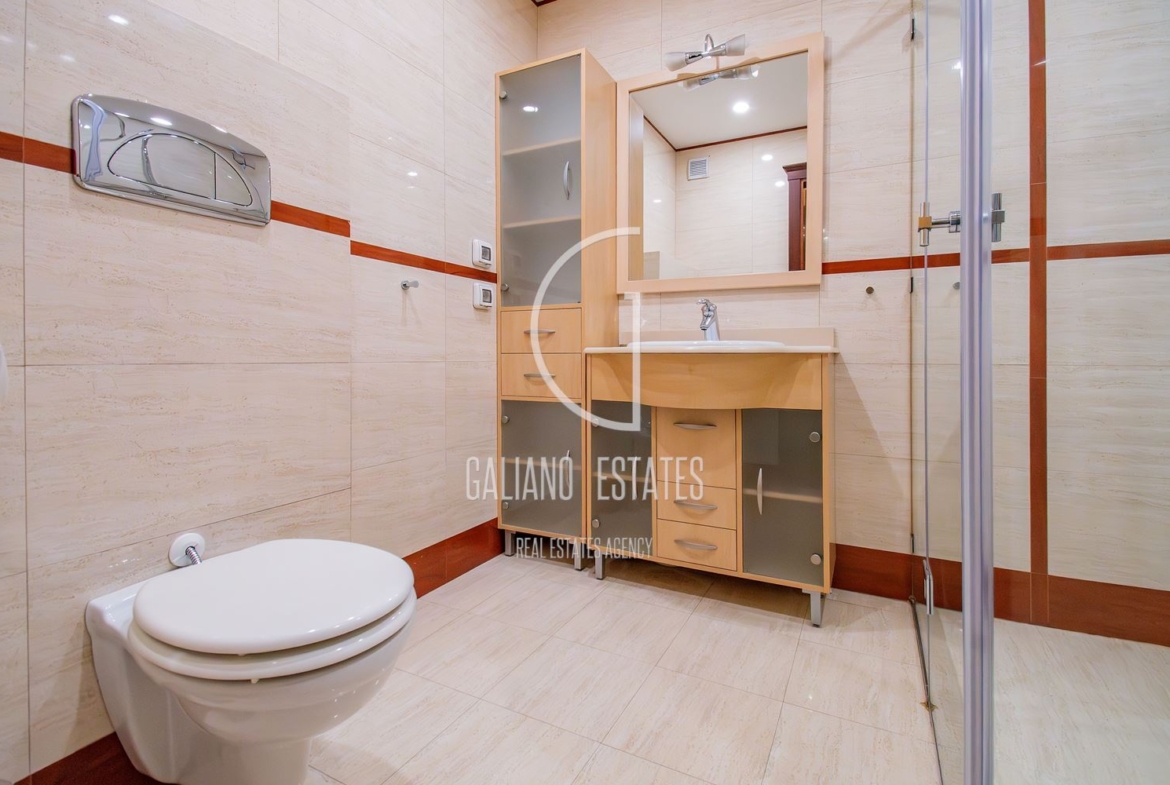 Апартамент с три спални в представителна сграда - 0