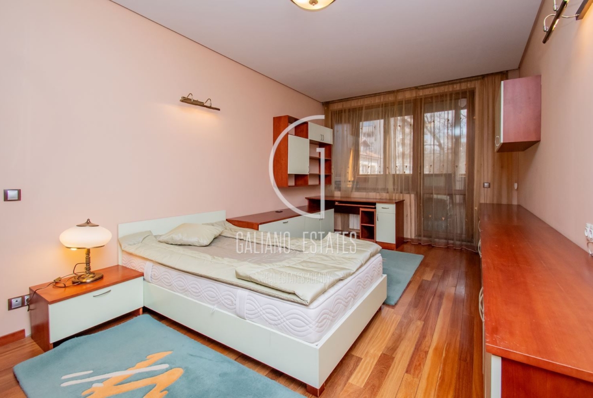 Апартамент с три спални в представителна сграда - 0