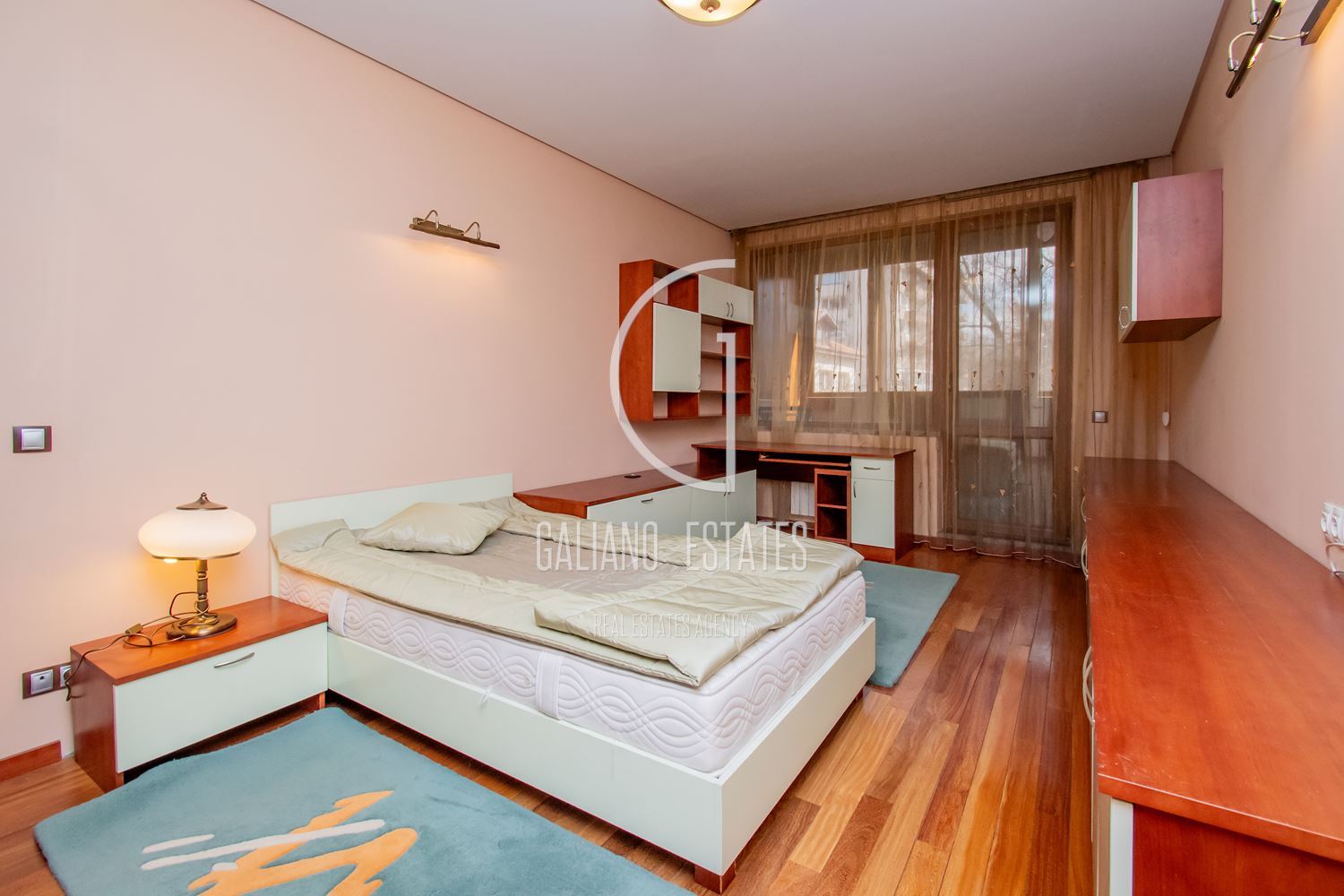 Апартамент с три спални в представителна сграда - 0