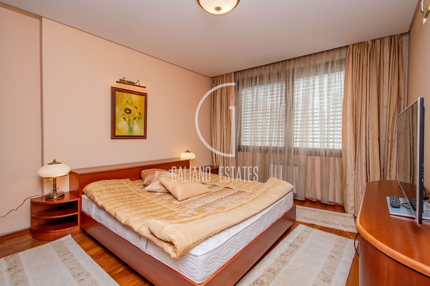 Апартамент с три спални в представителна сграда - 0