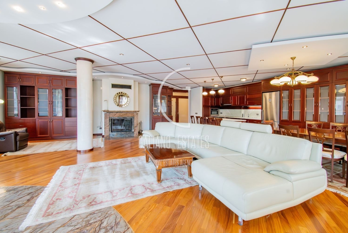 Апартамент с три спални в представителна сграда - 0