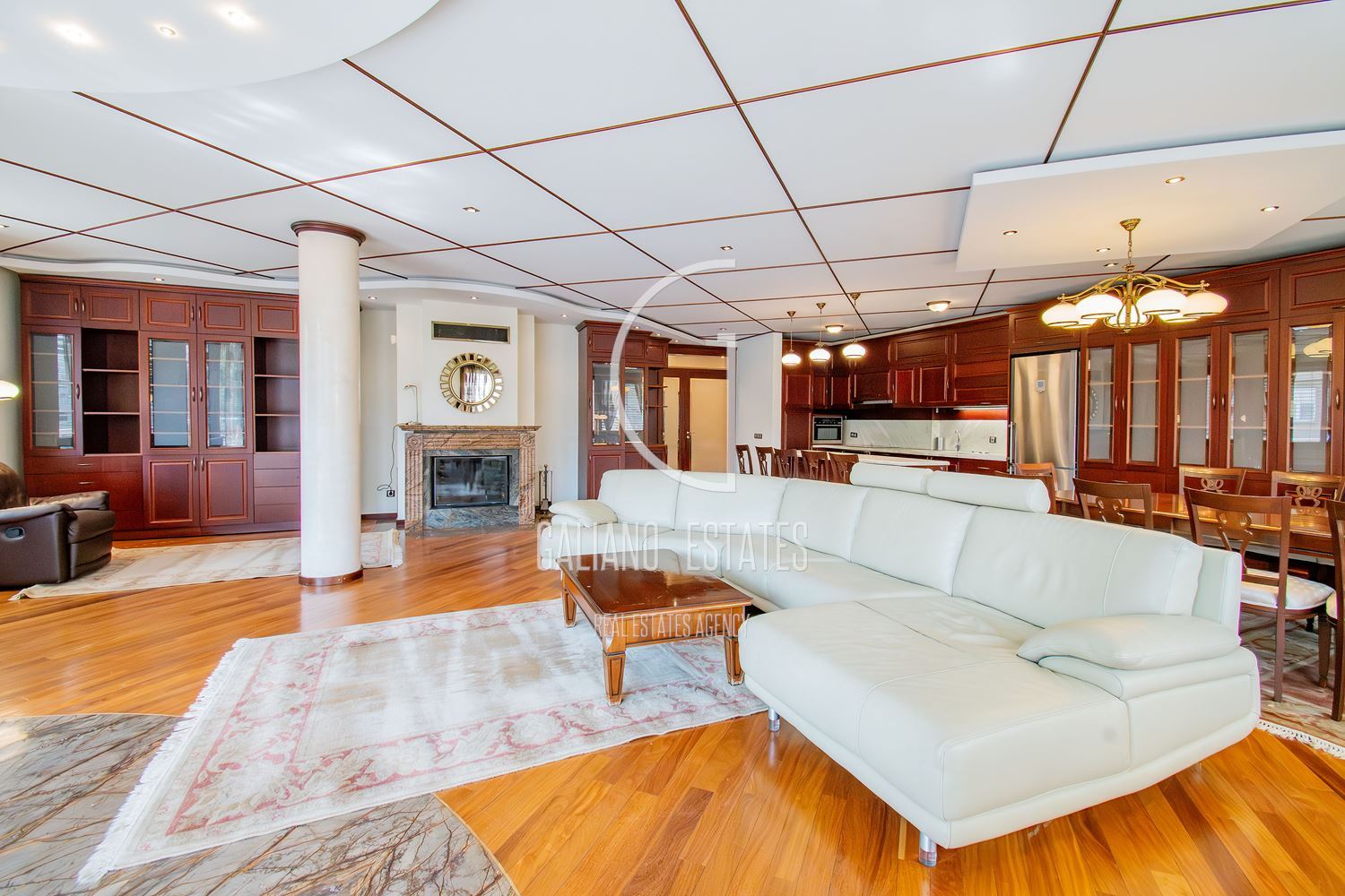 Апартамент с три спални в представителна сграда - 0