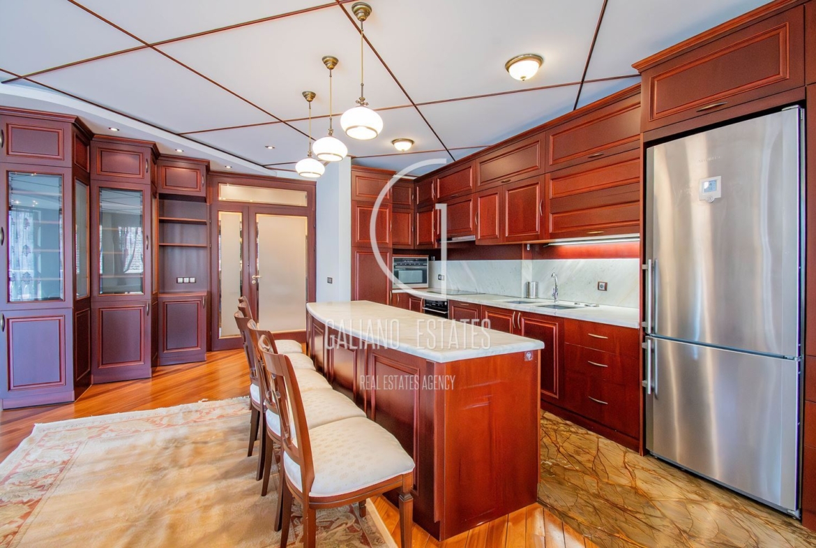 Апартамент с три спални в представителна сграда - 0