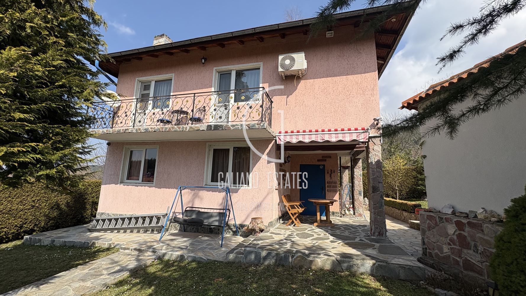 Уютна къща с панорамни гледки в с. Кладница - 0