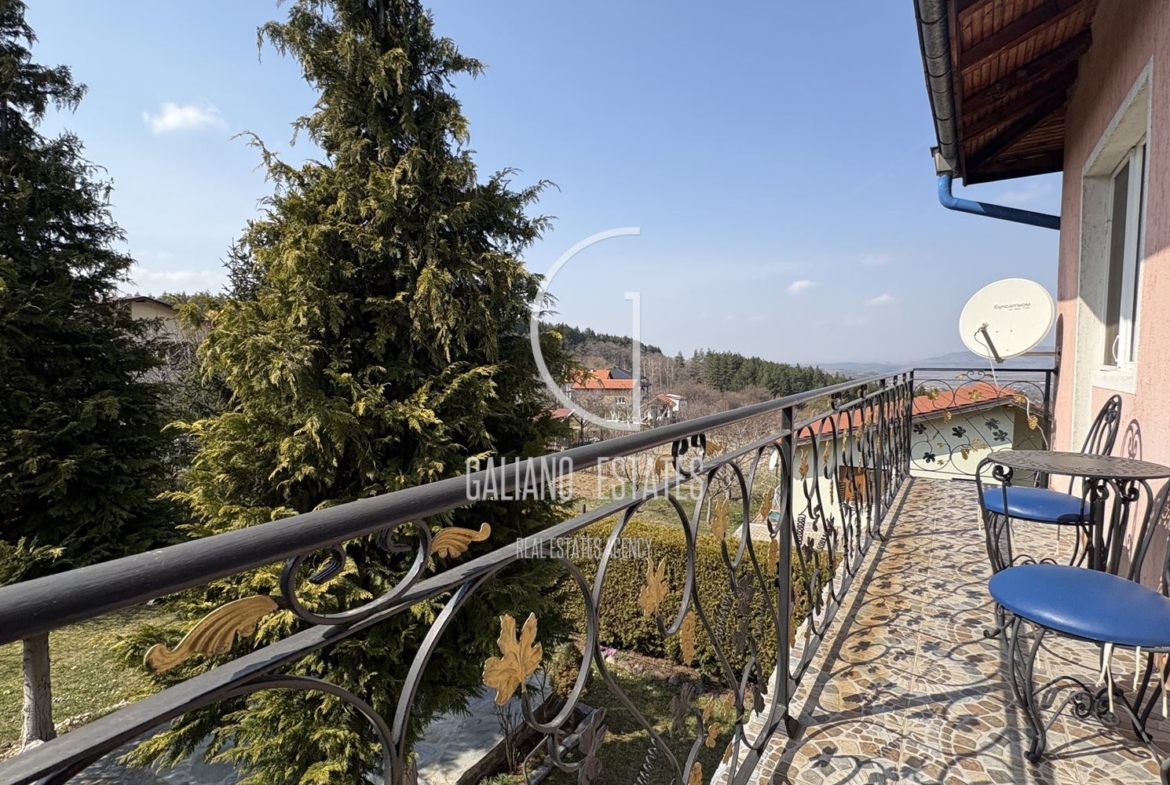 Уютна къща с панорамни гледки в с. Кладница - 0