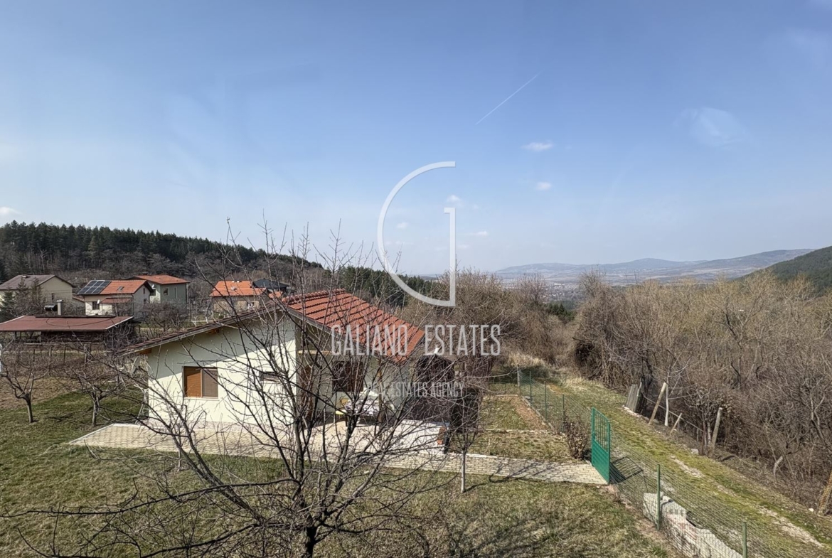 Уютна къща с панорамни гледки в с. Кладница - 0