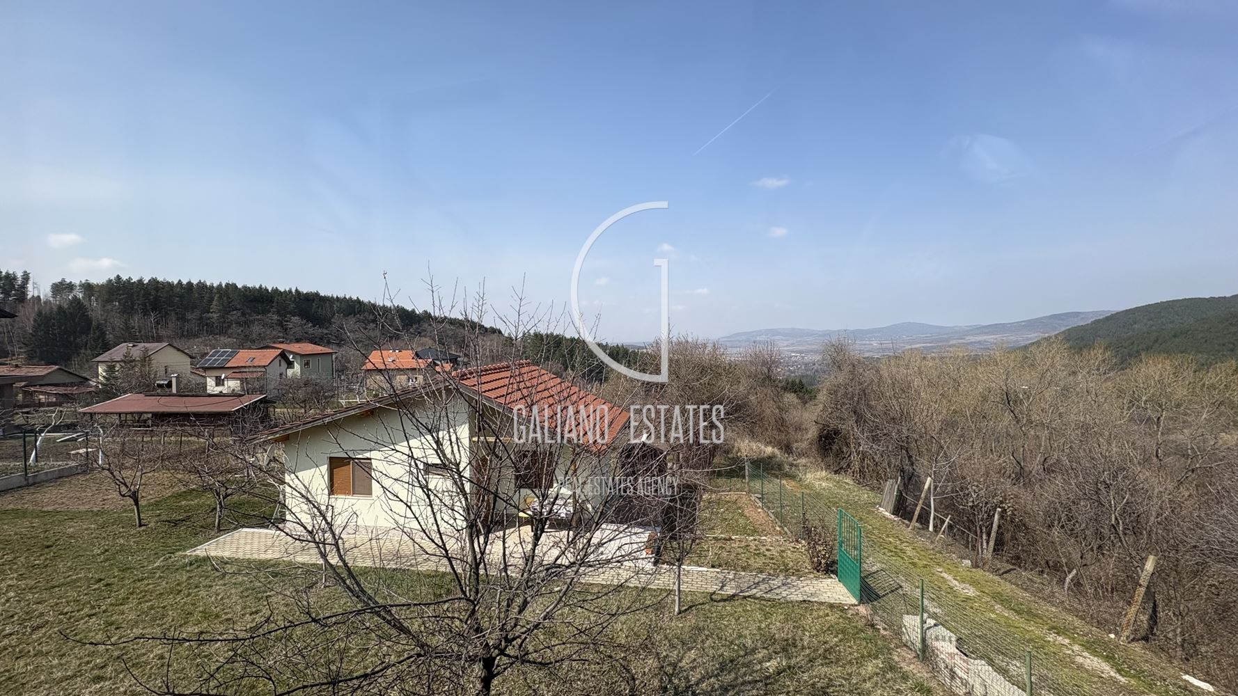 Уютна къща с панорамни гледки в с. Кладница - 0