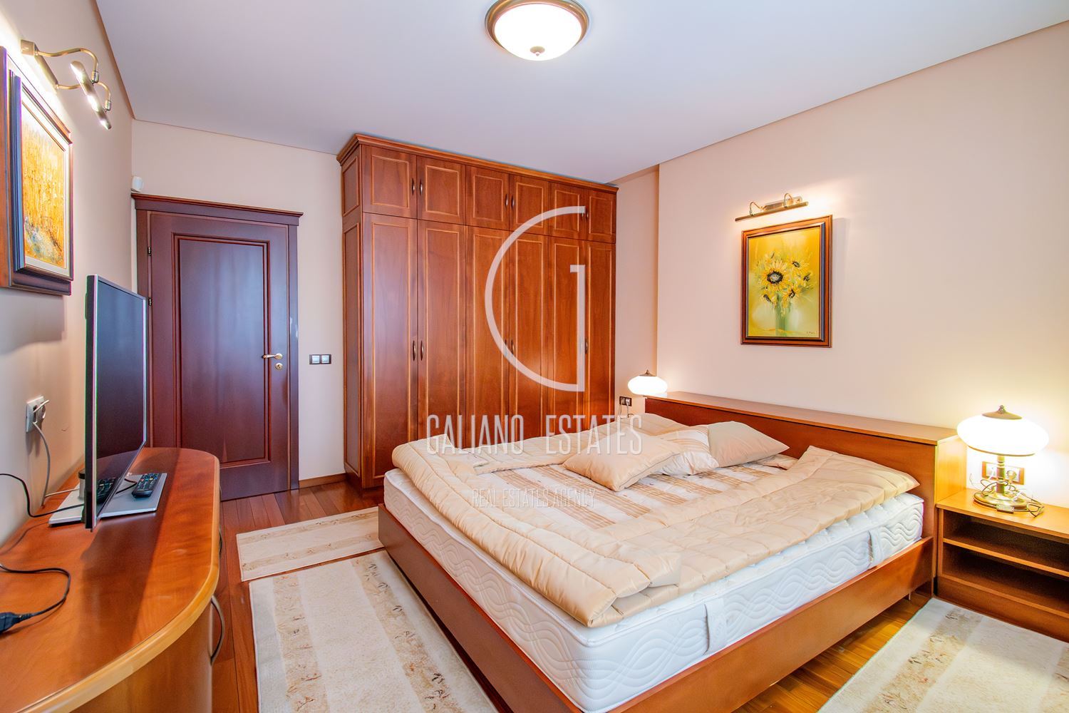 Апартамент с три спални в представителна сграда - 0