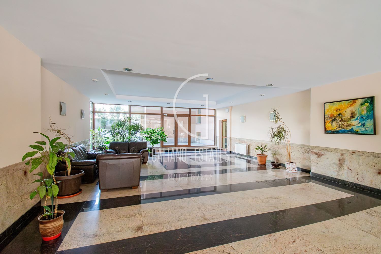 Апартамент с три спални в представителна сграда - 0