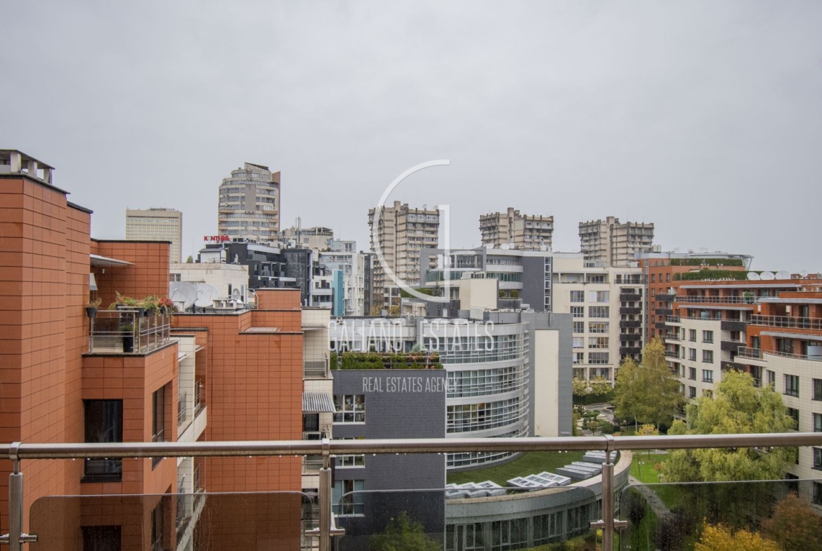 Прекрасен тристаен апартамент в престижен затворен комплекс - 0