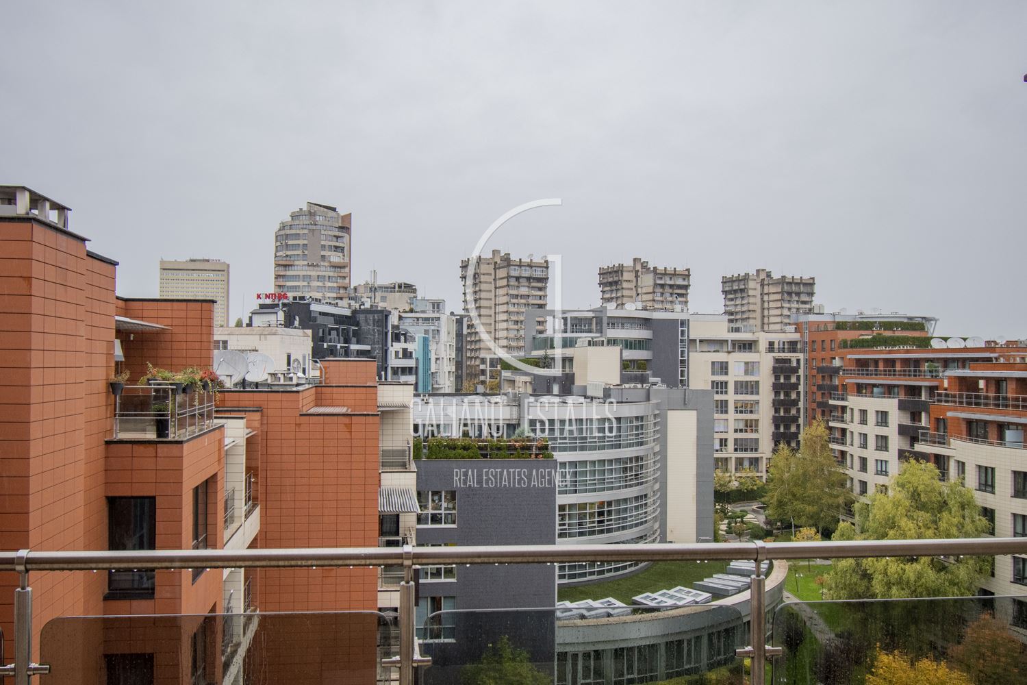 Прекрасен тристаен апартамент в престижен затворен комплекс - 0