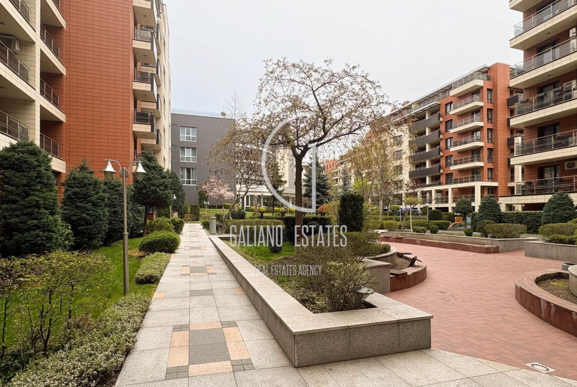 Просторен апартамент с прекрасна тераса в к-с Есте - 0