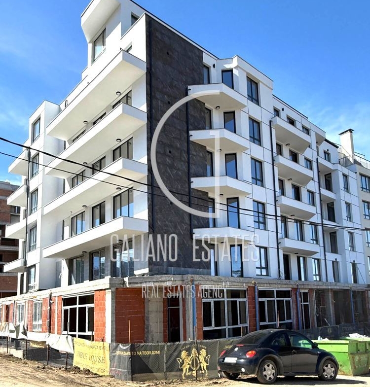 Просторен тристаен апартамент с подземно паркомясто - 0