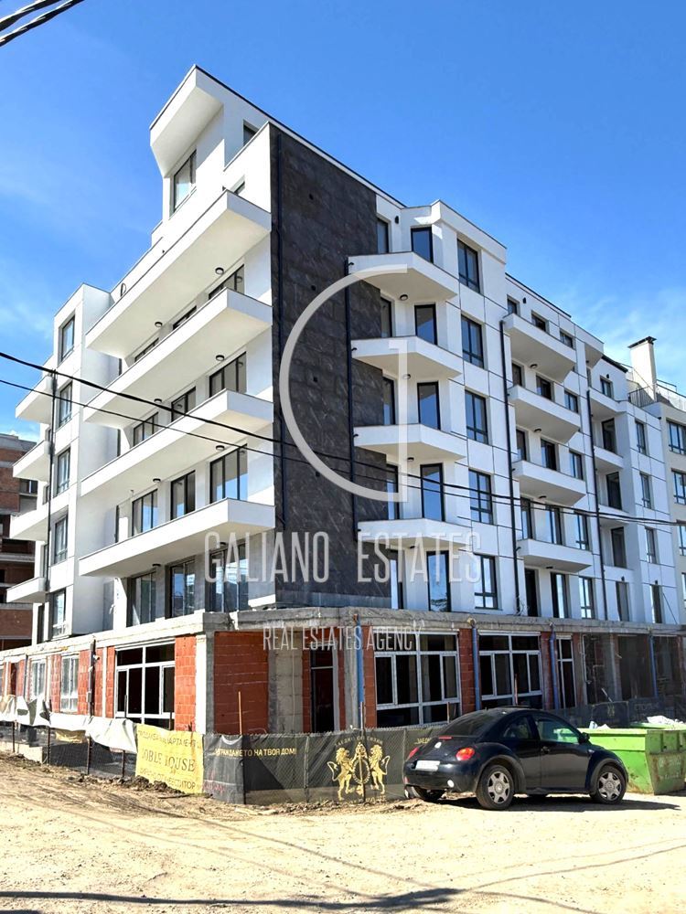 Просторен тристаен апартамент с подземно паркомясто - 0