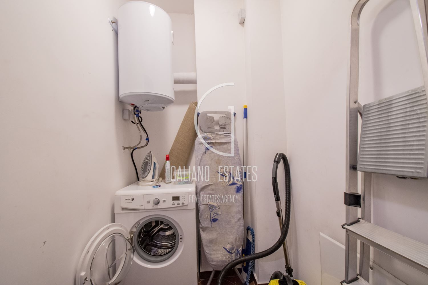 Прекрасен тристаен апартамент в престижен затворен комплекс - 0