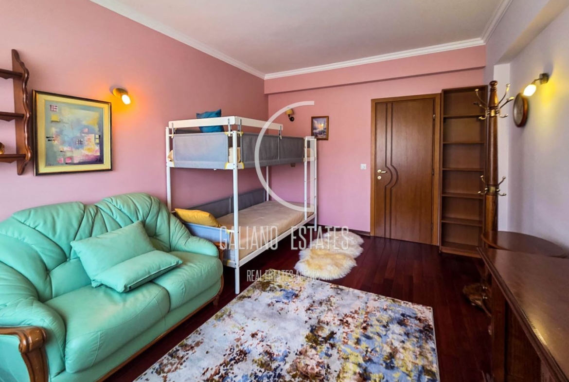 Просторен тристаен апартамент с гараж в кв. Витоша - 0