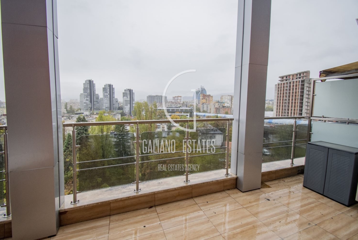 Прекрасен тристаен апартамент в престижен затворен комплекс - 0