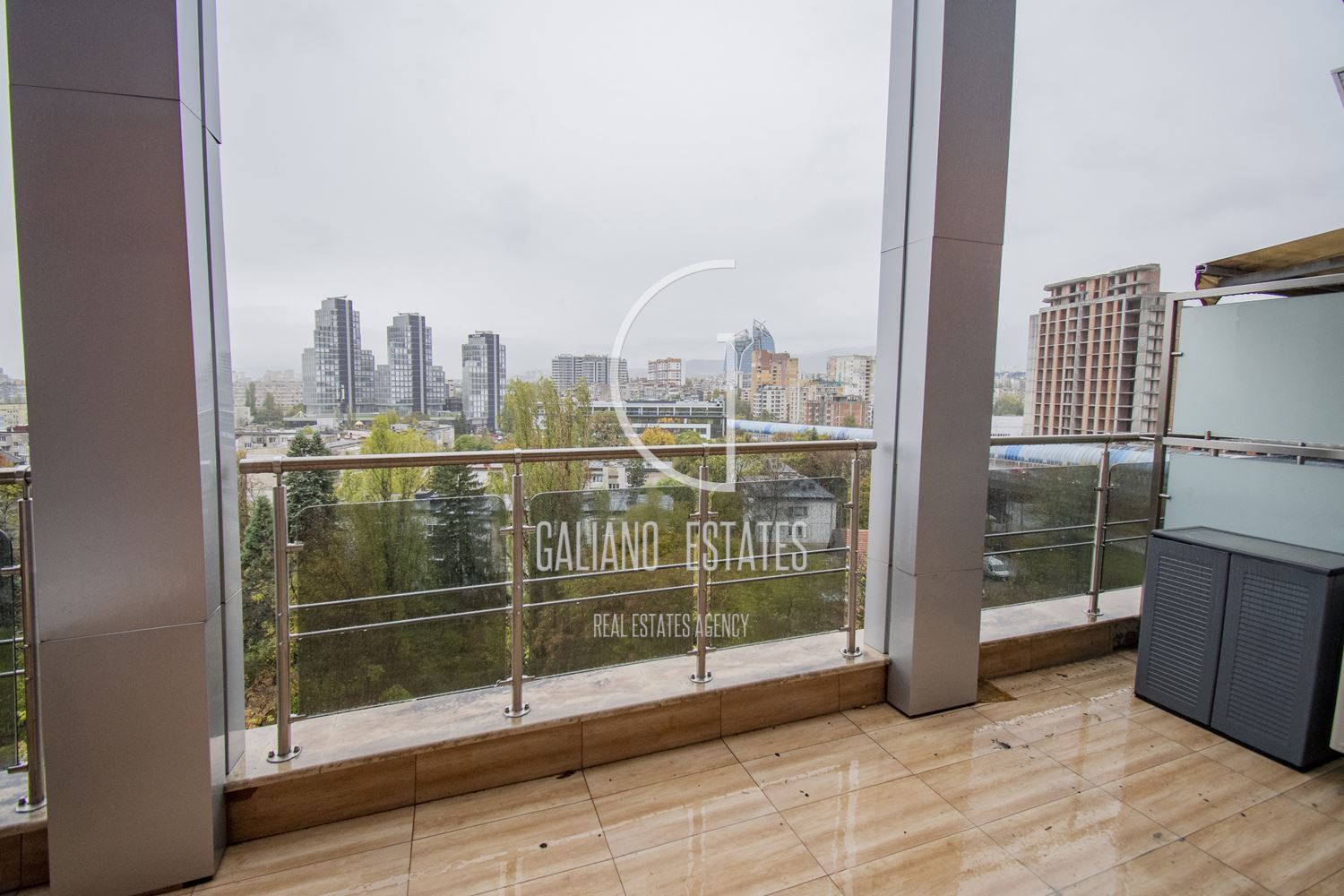 Прекрасен тристаен апартамент в престижен затворен комплекс - 0