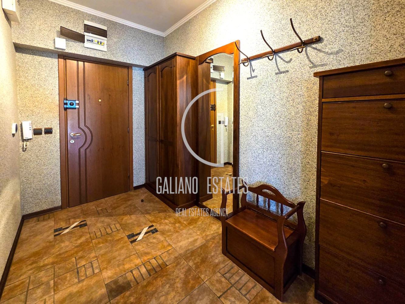 Просторен тристаен апартамент с гараж в кв. Витоша - 0