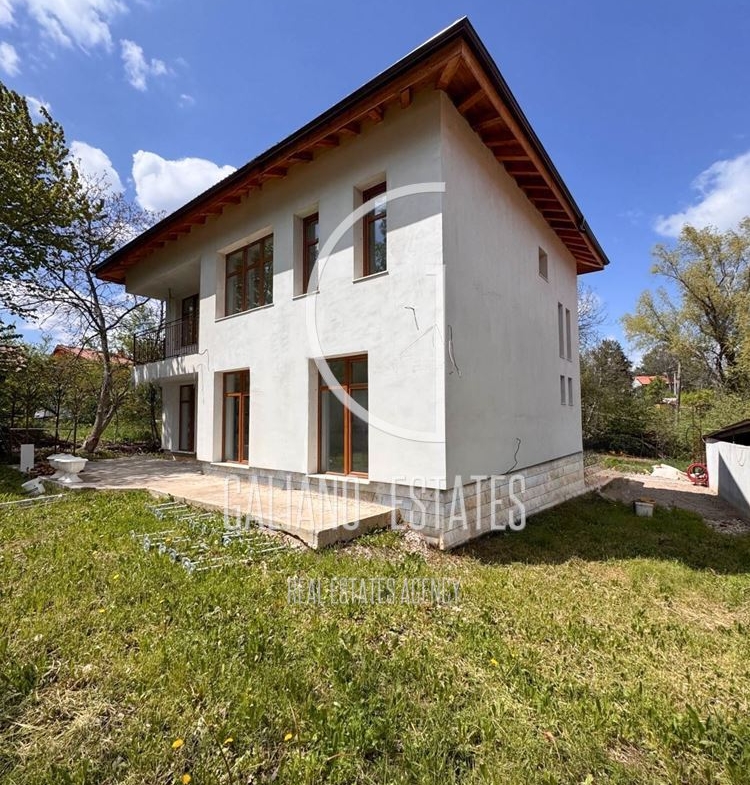 Еднофамилна къща в гр. Банкя - 0