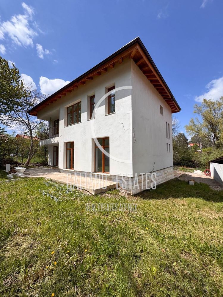 Еднофамилна къща в гр. Банкя - 0