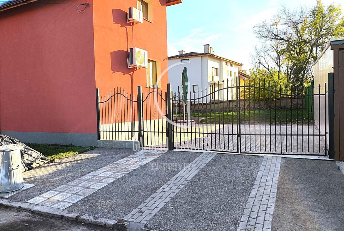 Модерна къща с просторен двор и паркоместа в Горубляне - 0