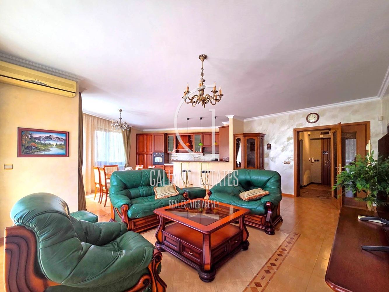 Просторен тристаен апартамент с гараж в кв. Витоша - 0