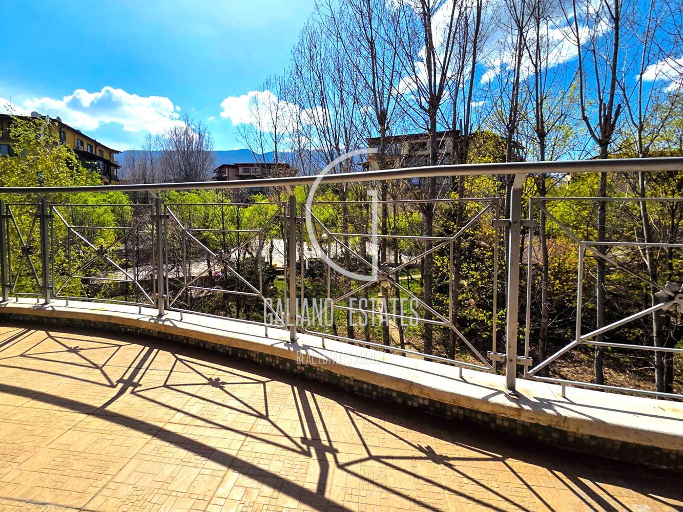 Просторен тристаен апартамент с гараж в кв. Витоша - 0