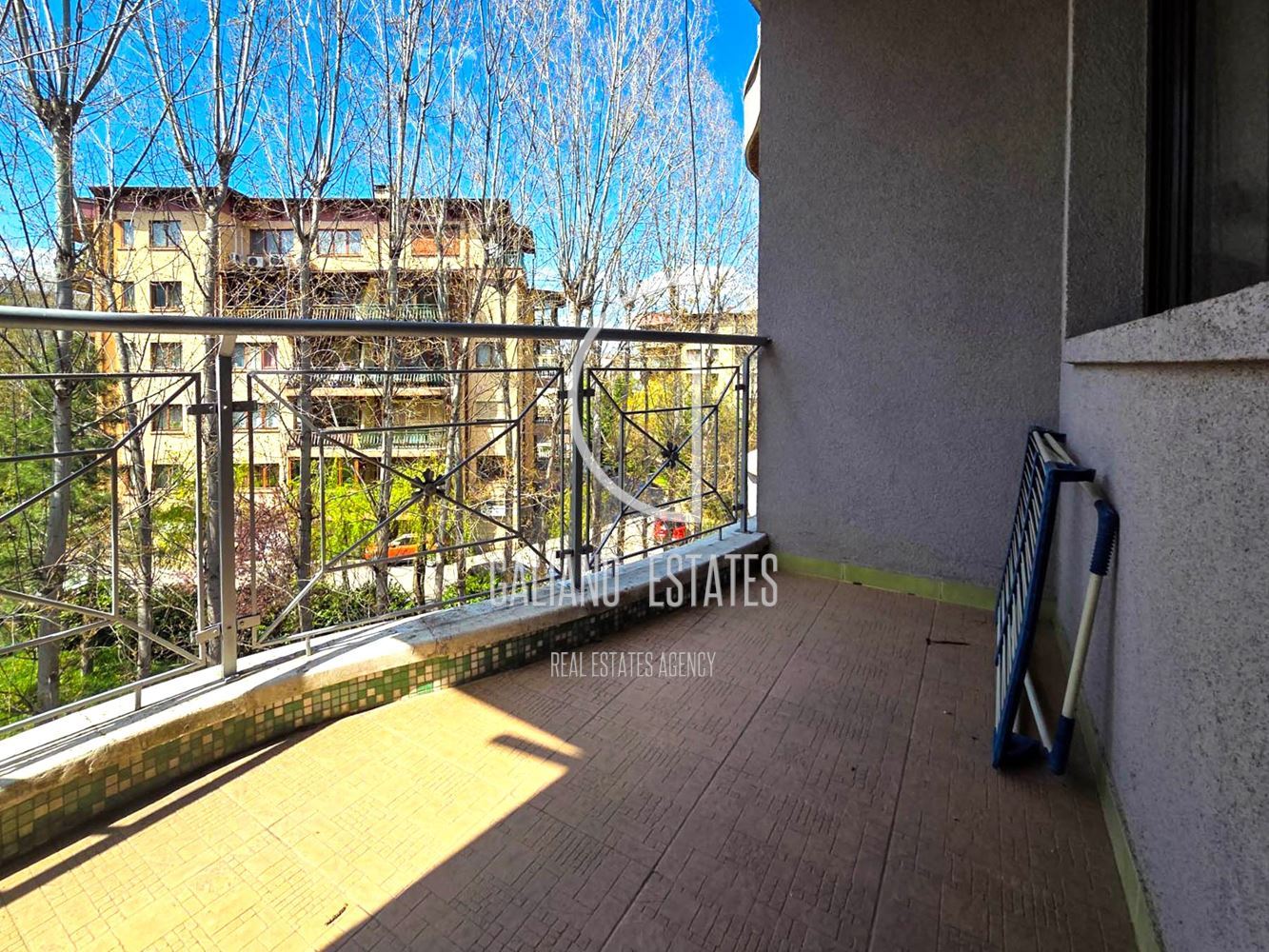 Просторен тристаен апартамент с гараж в кв. Витоша - 0