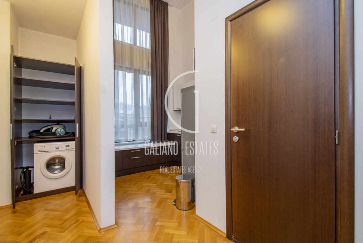 Прекрасен тристаен апартамент в престижен затворен комплекс - 0