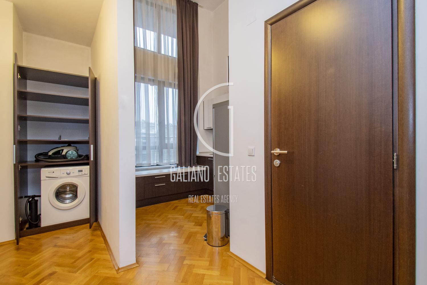 Прекрасен тристаен апартамент в престижен затворен комплекс - 0