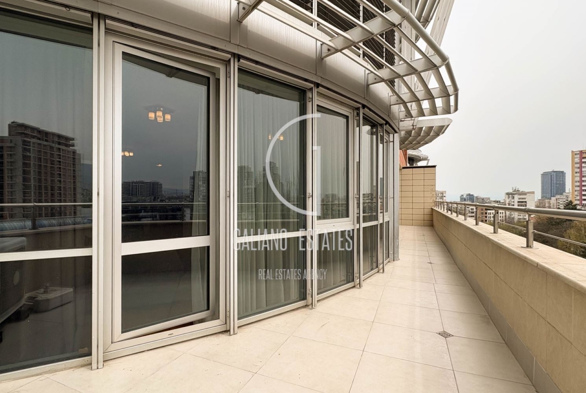 Просторен апартамент с прекрасна тераса в к-с Есте - 0