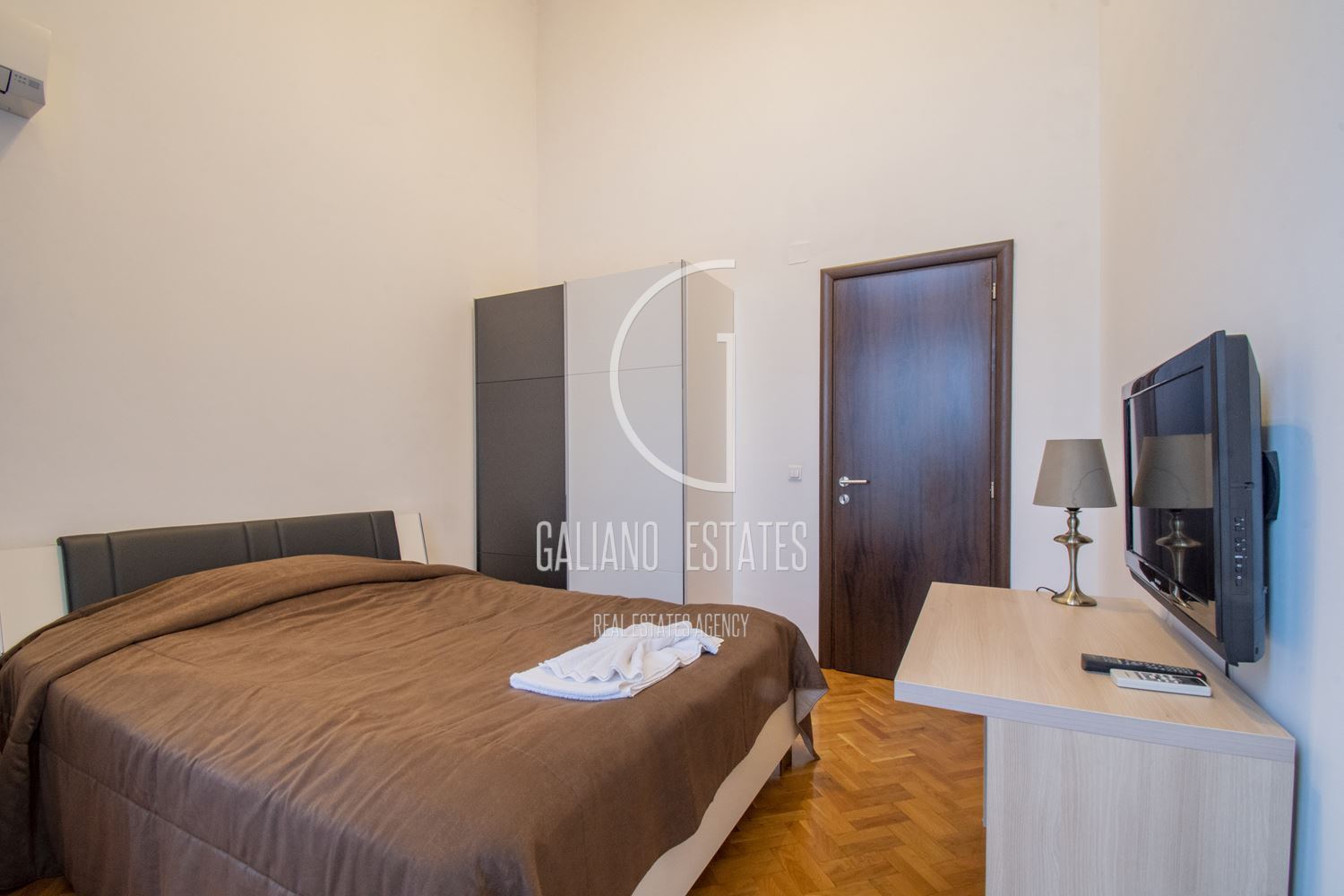 Прекрасен тристаен апартамент в престижен затворен комплекс - 0