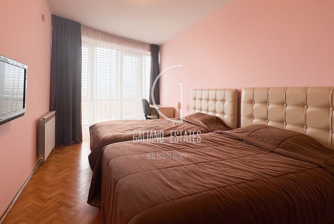 Просторен апартамент с прекрасна тераса в к-с Есте - 0