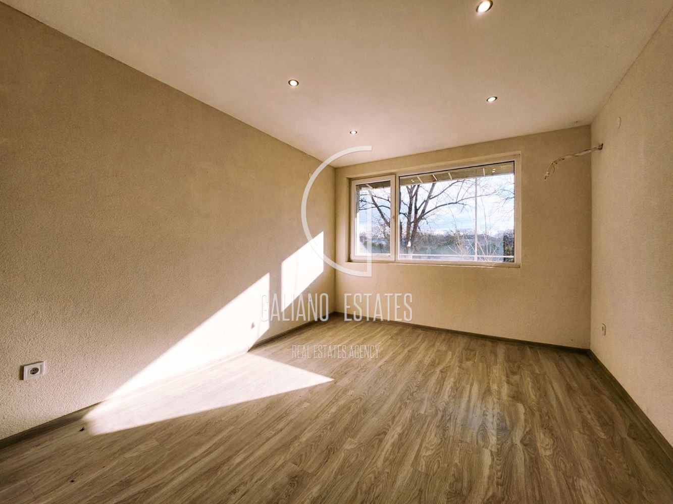 Ремонтиран апартамент в кв. Ботунец - 0