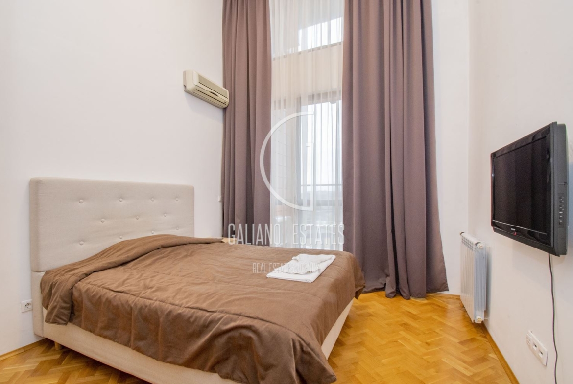 Прекрасен тристаен апартамент в престижен затворен комплекс - 0