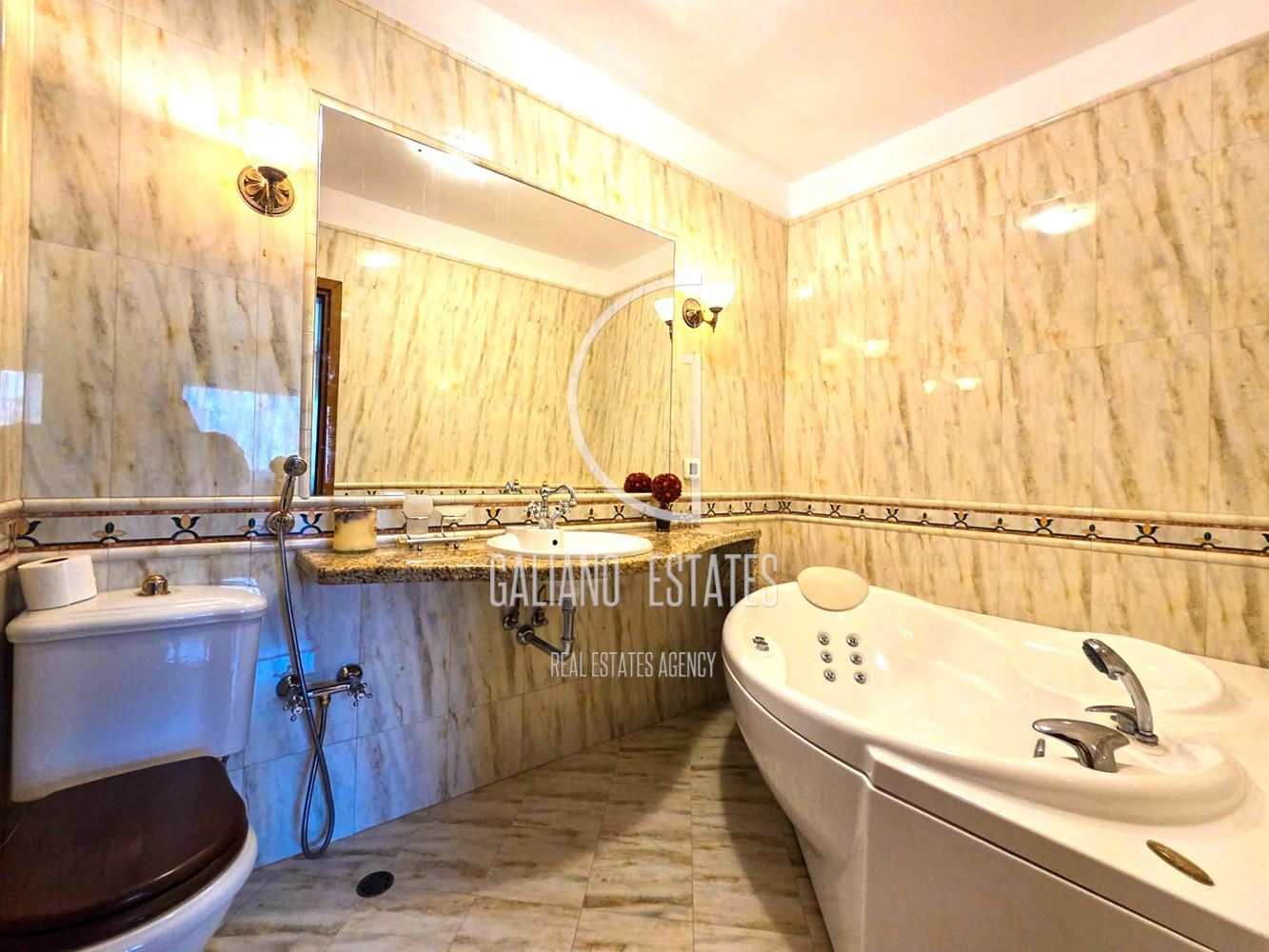 Просторен тристаен апартамент с гараж в кв. Витоша - 0