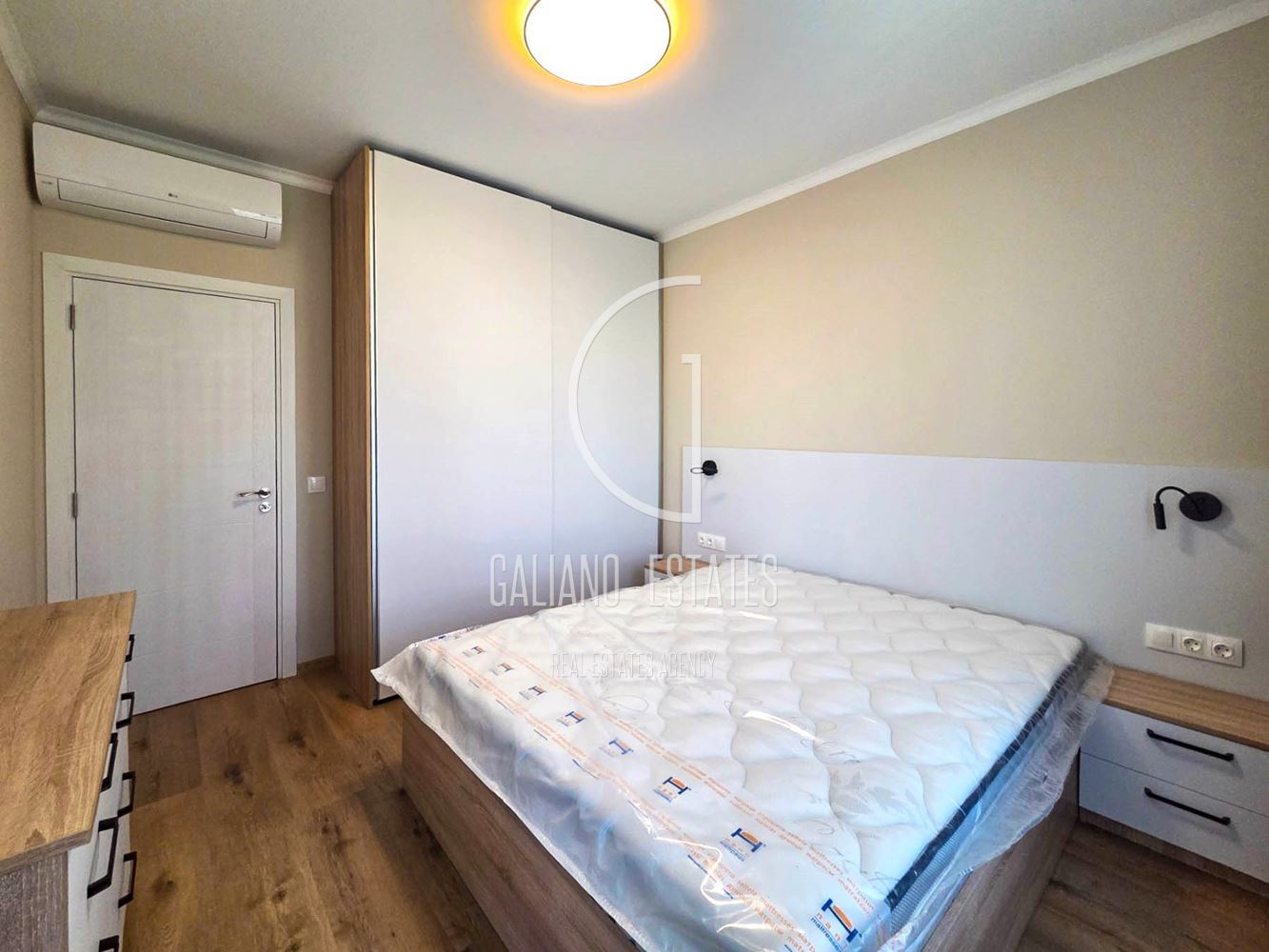 Дизайнерски двустаен апартамент с гараж в ж.к. Сухата река - 0