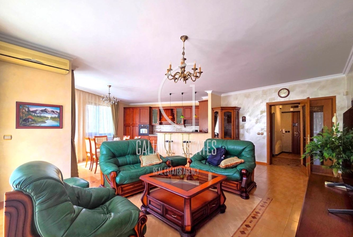 Просторен тристаен апартамент с гараж в кв. Витоша - 0