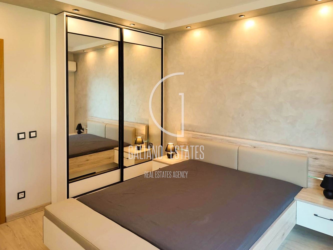 Двустаен апартамент с паркомясто в кв. Красно село - 0