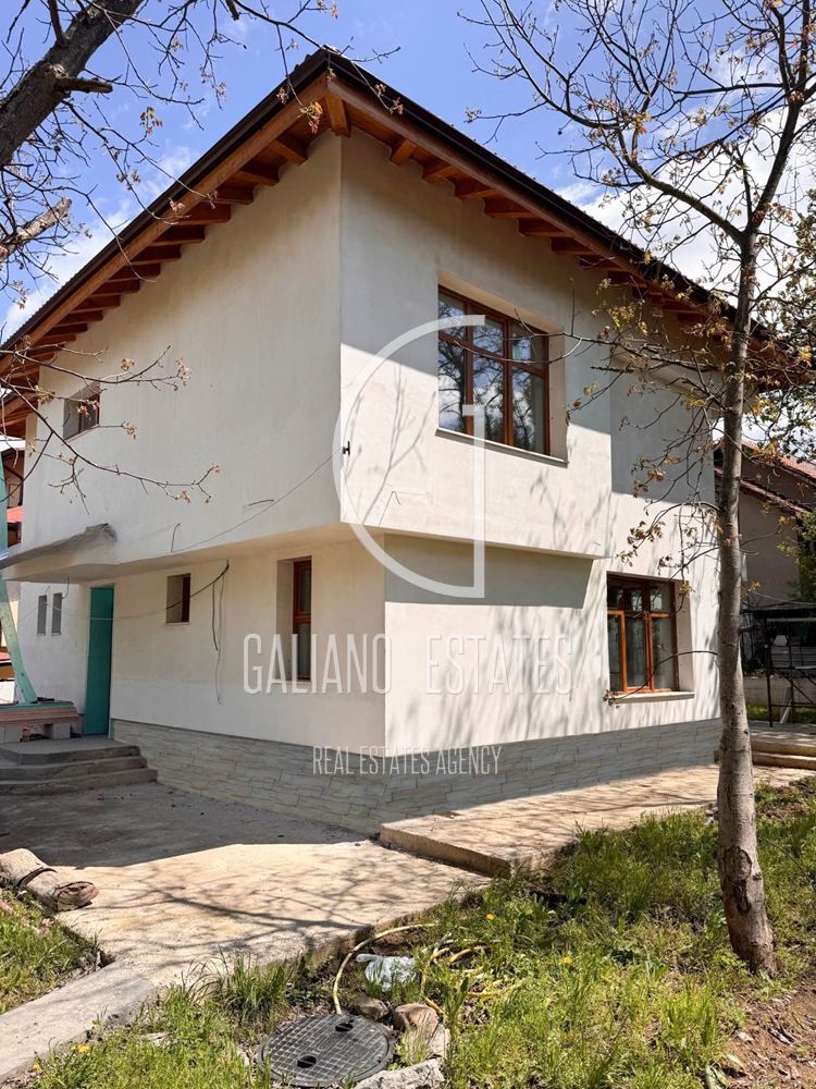 Еднофамилна къща в гр. Банкя - 0