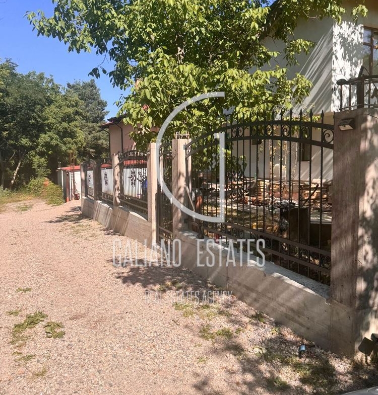 Еднофамилна къща в гр. Банкя - 0