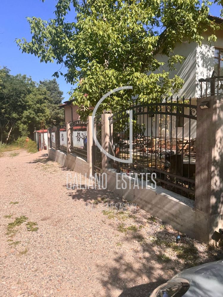 Еднофамилна къща в гр. Банкя - 0